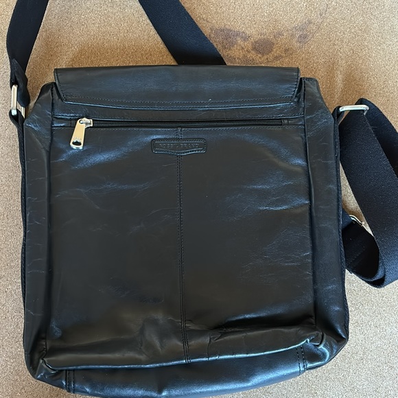 Fossil Brand black leather messenger bag. Open to reasonable offers. - Picture 5 of 10